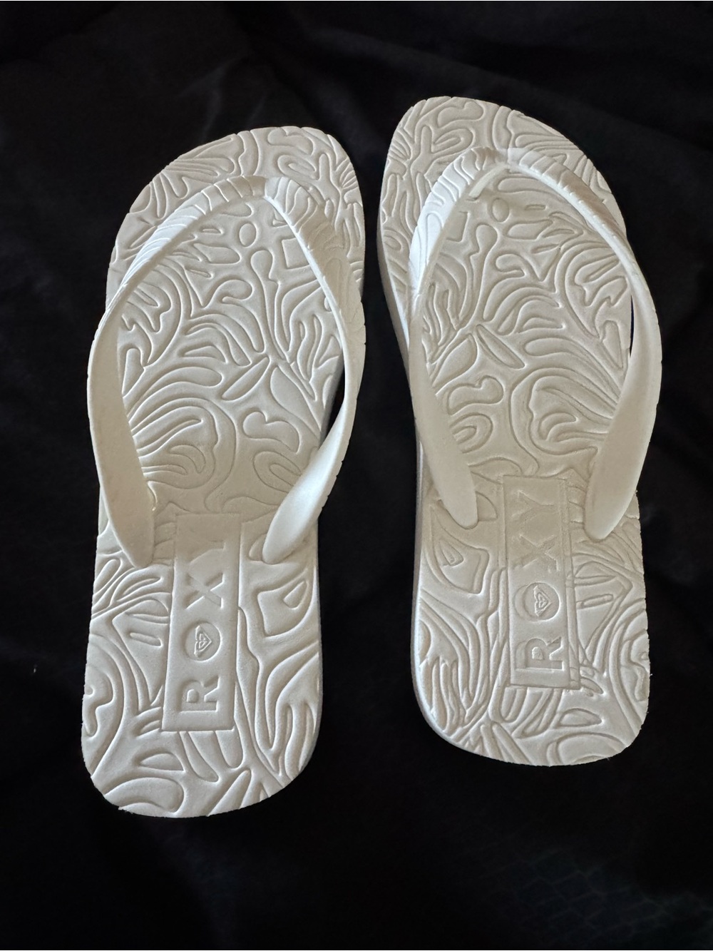New Roxy Women's White Embossed Flip Flops 7